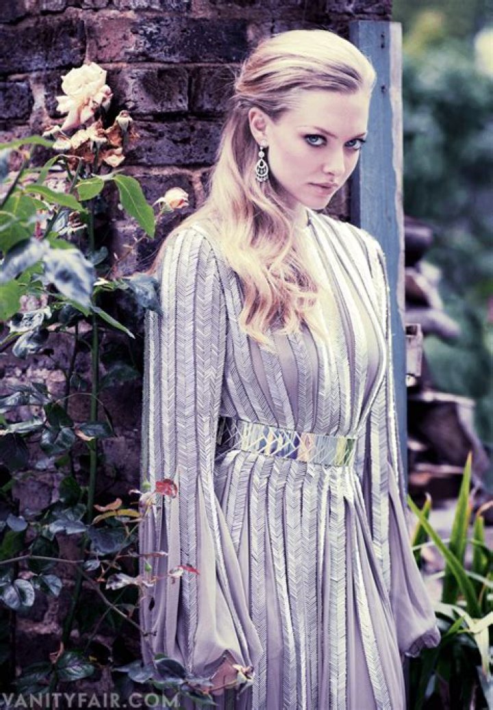 Amanda Seyfried’s Vanity Fair photoshoot: pale & interesting or boring?