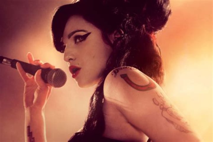 Amy Winehouse appears to throw punch at fan during concert performance