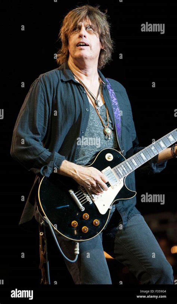 Stone Temple Pilots Guitarist Dean DeLeo Is Behind Bars!