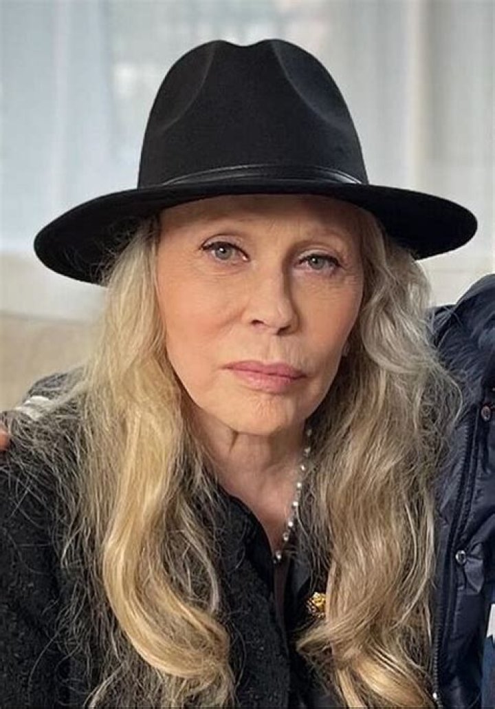 	Faye Dunaway fired from ‘Tea at Five’ play after assaulting & abusing staffers	