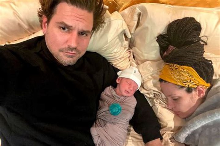 Halsey just dropped her first baby Ender Ridley Aydin!