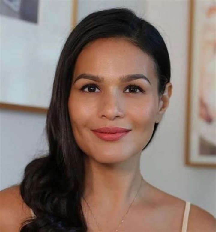 Iza Calzado - Age, Family, Bio