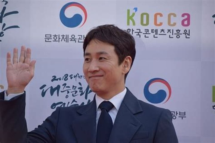 
Lee Sun Kyun Height, Weight, Net Worth, Age, Birthday, Wikipedia, Who, Nationality, Biography 