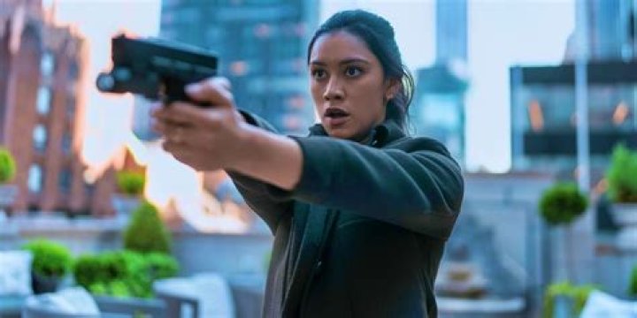 How tall is Rose in The Night Agent?