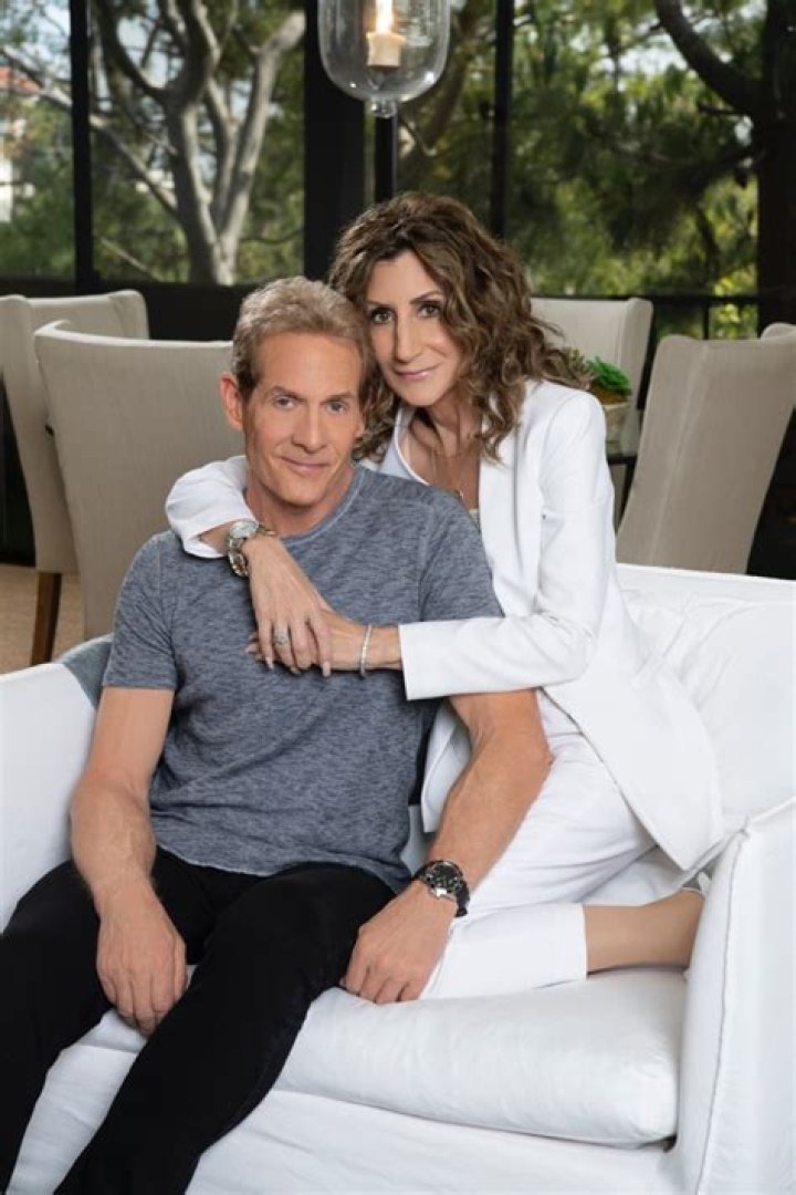 Married for years but with no children!! Career-oriented figures, Ernestine Sclafani and Skip Bayless’ married life. Get more on them!!
