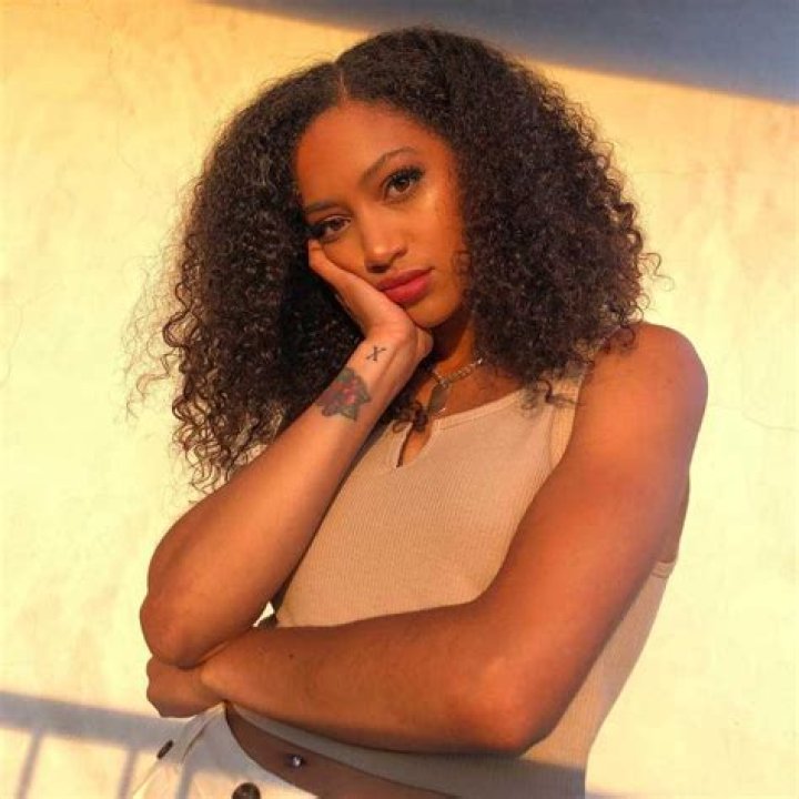 Samantha Logan Bio (Wiki) 