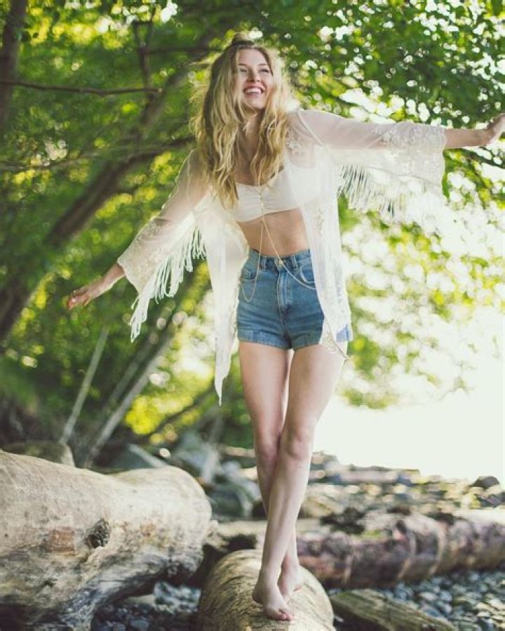 Sarah Grey is the female lead actress in The Order! Know about her career and relationship status!