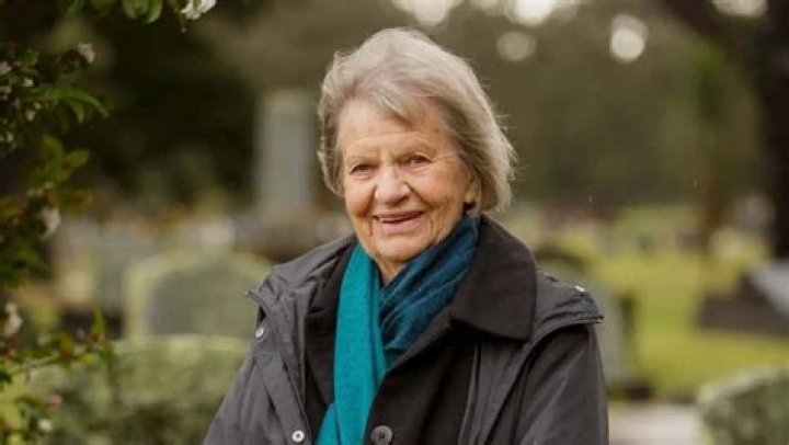 What Is Elizabeth Macrae Doing Now? Husband And Net Worth In 2022