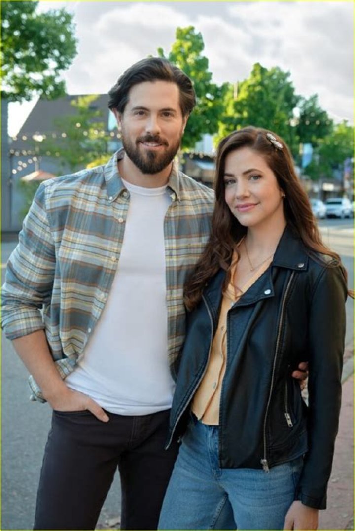 Who plays Mr. Waverly in Firefly Lane? (Chris McNally height, Instagram)