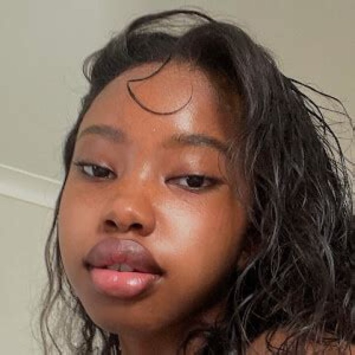 zouniia - Age, Family, Bio